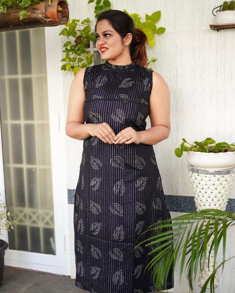 Sleevless Kurti Outfit For College, Sleeveless Churidar Designs, Black Sleeveless Kurti, Sleeveless Kurti Designs, Sleeveless Kurti, Top Designs For Women, Cotton Frock, Cotton Dress Pattern, Simple Frock Design