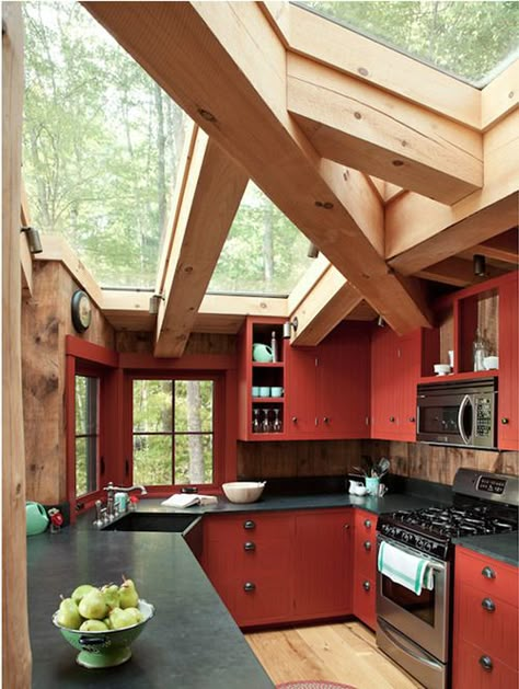 Red Kitchen Cabinets, Kitchen Spotlights, Model Dapur, Red Cabinets, Fruit Orange, Gorgeous Kitchens, Mountain Homes, Fresh Fruits, Design Del Prodotto