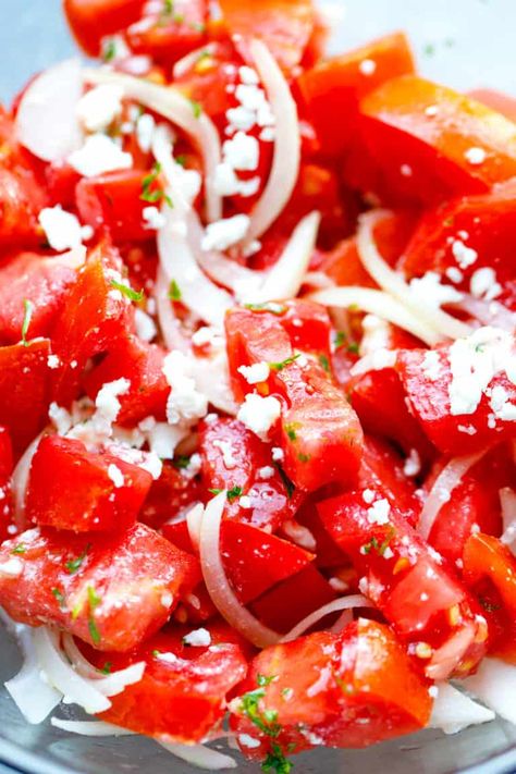 cut tomatoes with feta and onion in a bowl Summer Tomato Salad, Tomato Salad Recipe, Tomato Salad Recipes, Summer Tomato, Olive Oil And Vinegar, Feta Salad, The Best Summer, Easy Salad Recipes, Heirloom Tomatoes