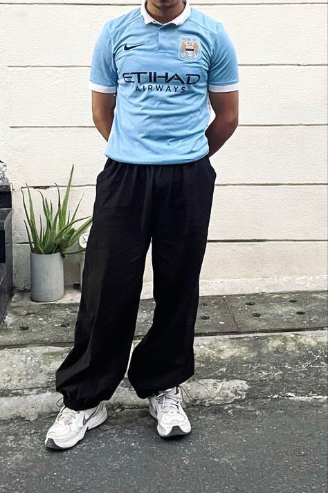 Manchester City Jersey Outfit, Man City Jersey Outfit, Football Kits Outfit, Black Parachute Pants Outfit Men, Football Kit Outfit, Football Jersey Outfit Mens, Parachute Pants Outfit, Custom Streetwear, Sport Fits