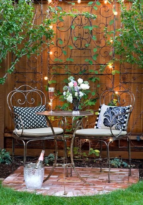 Bistro Patio Set, Garden Sitting Areas, Garden Nook, Small Courtyard Gardens, Outdoor Dining Spaces, Brick Patios, Garden Yard Ideas, Design Garden, Ideas Garden