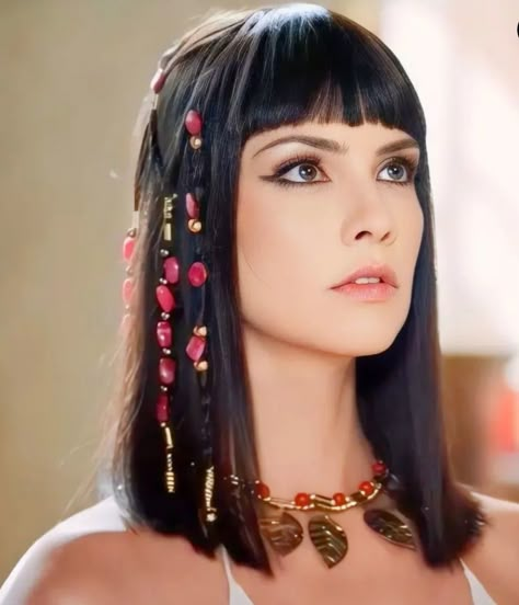 Egyptian Inspired Makeup, Cleopatra Haircut, Cleopatra Hair, Egypt Makeup, Egyptian Outfit, Egyptian Makeup, Egyptian Princess, Flowers Field, Egyptian Inspired