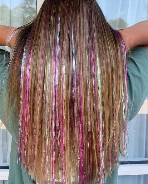 Pink Fairy Hair Tinsel, Hair Tensil Blonde Hair, Hair Tensil Blonde, Hair Tinsel Brunette, Hair Tinsel Ideas, Tinsel Ideas, Brown Hair With Pink Highlights, Fairy Hair Tinsel, Tinsel Hair