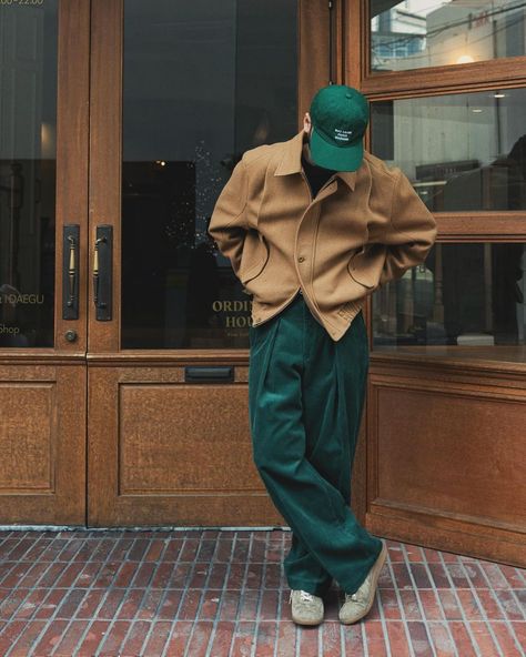 Streetwear men | Street poses Green Cap Outfit, Street Style Poses, Street Poses, Cap Outfit Men, Green Pants Men, Green Pants Outfit, Streetwear Cargo Pants, Cap Outfit, Pants Outfit Men