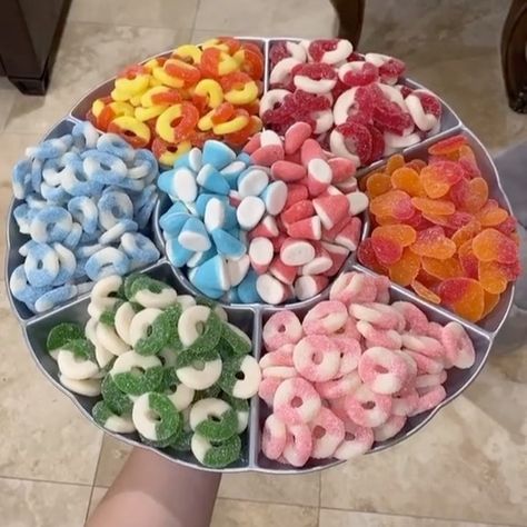 Gummy Platters, Candy Platter, Candy Salad, Sleepover Snacks, Pyjamas Party, Carpet Outfits, Amazing Food Decoration, Sleepover Food, Junk Food Snacks