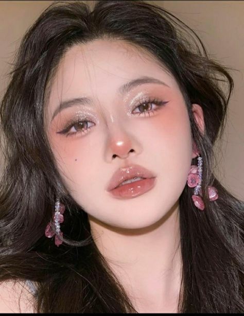 P e a c h y ~ 🍑💫 Ethereal Makeup Goddesses, Makeup Looks Korean, Makeup Looks Asian, Make Up Korean, Asian Makeup Tips, Brown Makeup Looks, Pixie Makeup, Asian Makeup Tutorials, Korean Makeup Tips