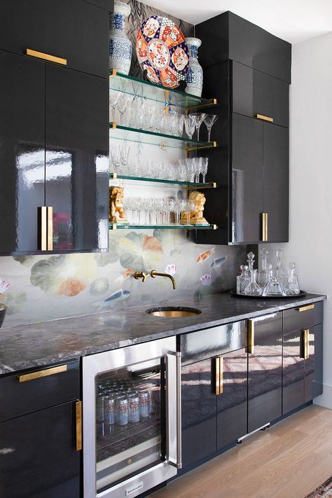 Black Gloss Kitchen Cabinets, High Gloss Kitchen Cabinets Modern, High Gloss Cabinets, Black Wet Bar Cabinets, Black High Gloss Kitchen Cabinets, Black And Gold Bar Design, Black And Gold Wet Bar, Black Gloss Kitchen, Black Marble Bar Design