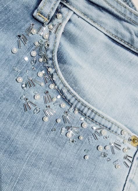 Beading On Jean Jackets, Jeans With Beads, Beaded Jeans Diy, Diy Jean Pockets Design, Beads On Jeans, Diy Bedazzled Jeans, Beads Jeans, Jeans With Jewels, Beaded Jean Jacket