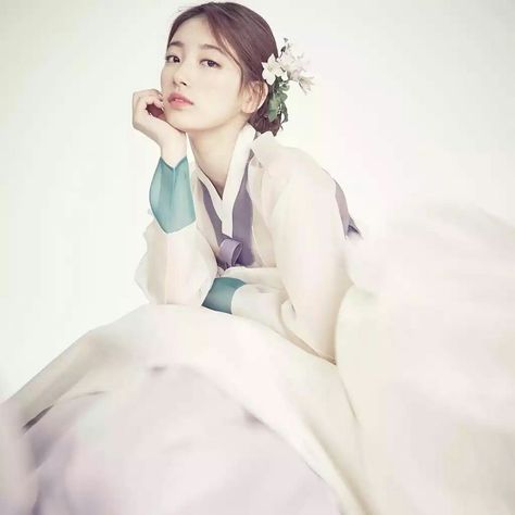 Korean Traditional Dress Hanbok, Miss A Suzy, Korean Traditional Clothing, Korea Dress, Korean Traditional Dress, Modern Hanbok, Korean Hanbok, Traditional Korean, Bae Suzy