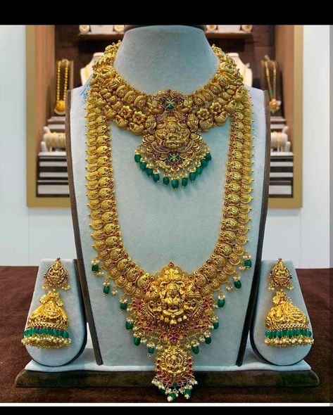 Gold Jewelry Long Haram, Long Temple Jewellery Necklace, Haram Sets Jewellery Designs, Gold Necklace And Haram Sets, Nakshi Long Haram Designs, Gold Haaram Designs Indian, Muvvala Haram Designs Gold Latest, Haram Necklace Set Gold, Temple Jewelry Necklace Jewellery Designs