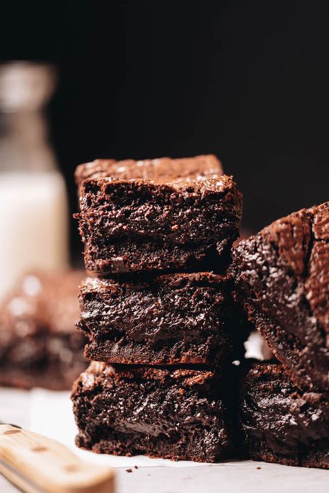 Thick and fudgy brownies that are easy to make in less than an hour! Crackly Top Brownies, Thick Brownies, Crinkle Top Brownies, Roasted Strawberry Cheesecake, Sourdough Brownies, Fudgy Brownie Recipe, Brownies Recipe Homemade, Homemade Sourdough, Bakers Gonna Bake