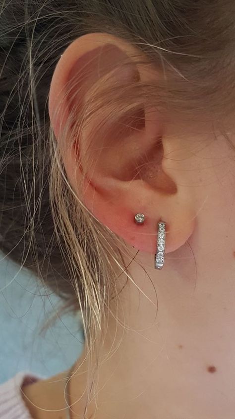 2nd Ear Piercing Ideas, Piercing Placement Chart, Styled Ear Piercings, Ear Piercing Placement, Piercing Inspo Ear, Ear Piercings Black, Eat Piercing, 2nd Piercing, 2nd Ear Piercing