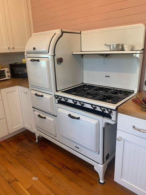 Retro Electric Stove, Luxury Farmhouse Kitchen, Old Country Kitchens, Victorian Cooking Range, Vermont Castings Gas Stove, Parlor Stove Antique, Stoves For Sale Lowe's, Antique Kitchen Stoves, Retro Pink Kitchens