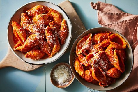 A spicy take on a classic pasta alla vodka. Nduja Recipe, Fasta Pasta, Pasta Alla Vodka, Vodka Pasta, Alla Vodka, Parmesan Pasta, Stuffed Pasta Shells, Tomato Paste, Smoked Paprika