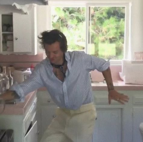 Make Out Session, Tupelo Honey, Playlist Covers Photos, Dancing In The Kitchen, Dance Playlist, Harry's House, Dancing Aesthetic, Playlist Covers, Mr Style