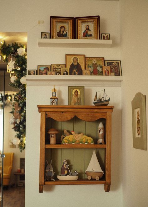 Icon Corner Ideas, Altar Shelf Ideas, At Home Altar, Catholic Dorm Room, Altar Home Ideas, Catholic House Decor, Orthodox Icon Corner, Christian Altar Ideas For Home, Orthodox Prayer Corner