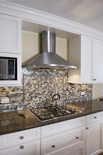 Kitchen chimney hood fan I like he the wood is at the ceiling Kitchen Upper Cabinets, Dream White Kitchen, Hood Backsplash, Kitchen Stove Hoods, Hood Fans, Chimney Ideas, Kitchen Cooker Hood, Transitional Style Kitchen, Kitchen Hood Ideas