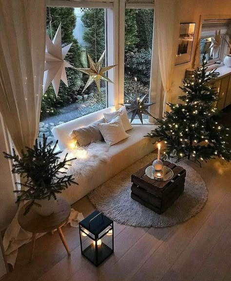 Cluttered Room, Christmas Window Display, Cosy Christmas, Winter House, Christmas Deco, Christmas Inspiration, Farmhouse Christmas, Weihnachten Dekoration, Cozy Living