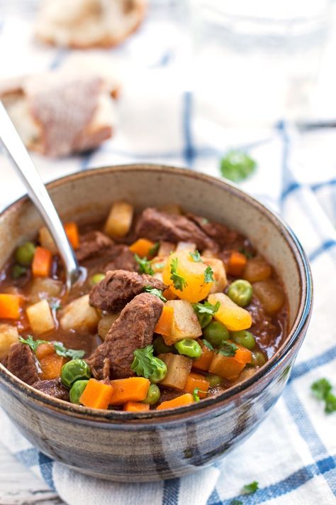 Simple Beef Stew Recipe - This Simple Beef Stew is a delicious and hearty comfort dinner perfect for the colder months! Very little hands-on time! Simple Beef Stew, Basic Beef Stew, Quick Beef Stew, Classic Beef Stew Recipe, Easy Beef Stew Recipe, Classic Beef Stew, Easy Beef Stew, Carrots Potatoes, Freezer Meal