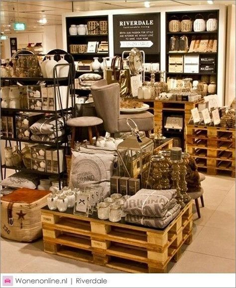 The display uses unusual and casual ways of presenting the products.The use of rustic pallets and almost a clutter gives off a remenance of what a home would feel like. Kao Soi, Supermarket Interior, Gift Shop Interiors, Gift Shop Displays, Vibeke Design, Store Design Boutique, Boutique Decor, Store Interiors, Farm Shop