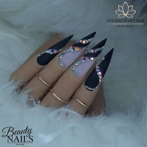 Acrylic Nails With Rhinestones Black, Stilleto Nails With Rhinestones Bling, Rhinestone Nails Stiletto, Black And Rhinestone Nails, Nail Art Rhinestones Ideas, Stilleto Nails Designs Rhinestones, Black And Bling Nails, Nails Strass Design, Birthday Nails With Rhinestones