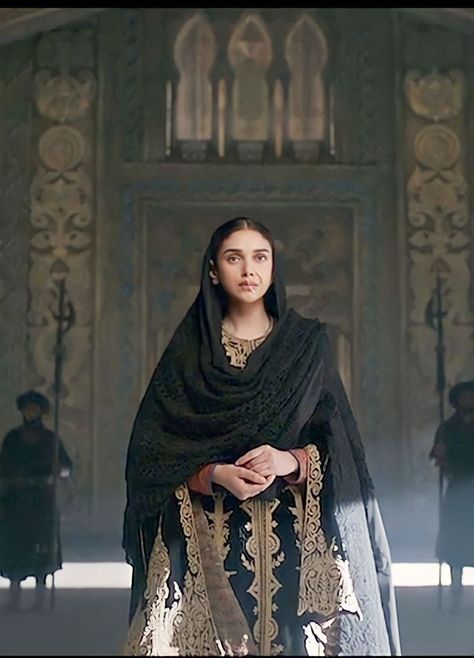 Bollywood Aesthetic, Aditi Rao Hydari, Aditi Rao, Movie Aesthetic, Red Water, Royal Aesthetic, Desi Aesthetic, Contemporary Portrait, Ancient Beauty