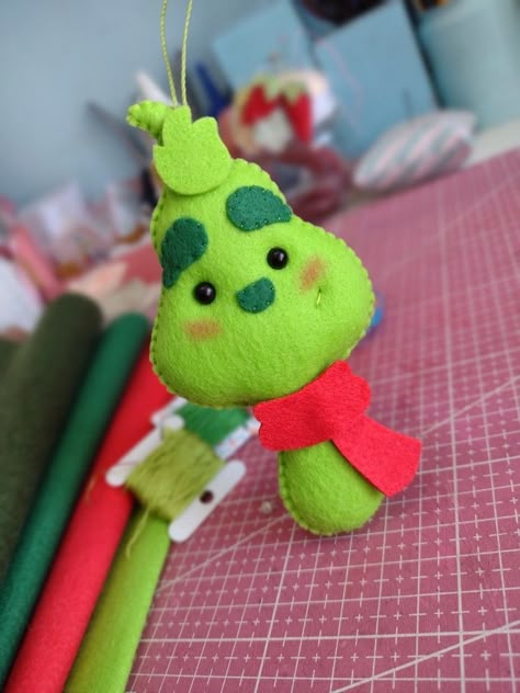 How To Make Grinch Ornaments, Felt Grinch Ornament, Grinch Felt Ornament, Felt Grinch, Grinch Ornaments Diy, Diy Grinch Ornaments, Diy Zelda Crafts, Grinch Pattern, Grinch Diy