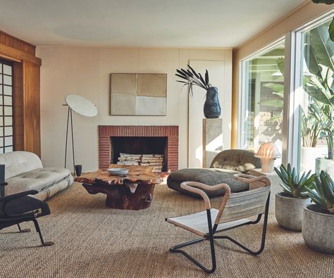 Interior designer Kelly Wearstler reveals how she creates her SoCal beach house vibe Beach House Inspiration, Kelly Wearstler Interiors, Staircase Decor Ideas, Beach House Aesthetic, Malibu Beach House, Vintage Furniture Design, Malibu Home, Malibu Beach, Iconic Furniture