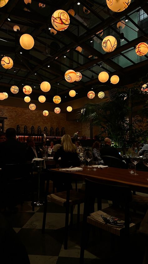 Restaurant mit schönem Ambiente Restaurant Aesthetic Night, Fancy Restaurant Aesthetic, Berlin Restaurant, Menu Project, Night Restaurant, Song Aesthetic, Dancer In The Dark, Restaurant Design Inspiration, Restaurant Aesthetic