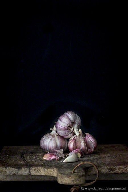 Garlic Cloves In Olive Oil, Dried Garlic, Amazing Food Photography, Food Photography Composition, Moody Food Photography, Garlic Garlic, Dark Food Photography, Still Life Pictures, Food Art Photography