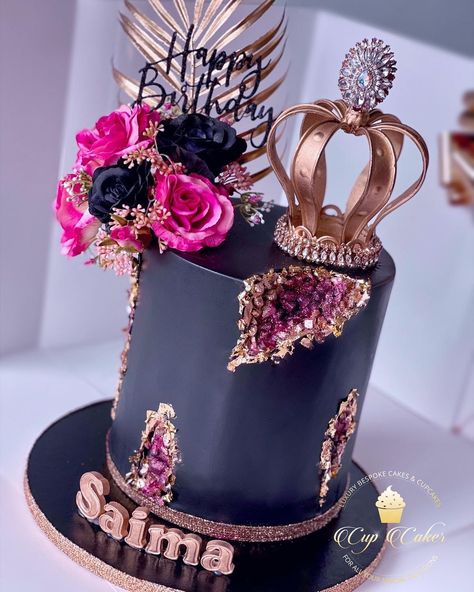 Ooo what you all think of this one?! I say it is so beautiful😍😍Black & Hot Pink Geode Cake... Happy Birthday Saima & again thank you for… Pink Black And Gold Birthday Cakes, Black Geode Cake, Pink And Black Cake Ideas Birthday, Hot Pink And Black Cake, Pink And Black Sweet 16 Cake, Happy 55th Birthday, Hot Pink Birthday, Geode Cake, 55th Birthday