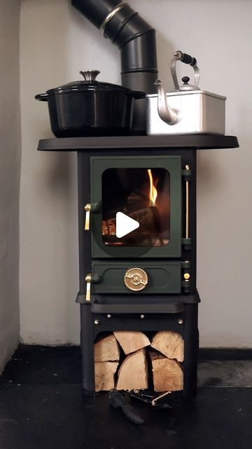 Salamander Stoves on Instagram: "The Extended Hotplate 🔥

Need more cooking space on top of your Hobbit Stove? 
The Extended Hotplate sits on the stove top, giving you the option to remove it when you don’t need it! Once hot, the heat is distributed evenly making cooking on it super easy and convenient 🔥

#hotplate #smallstove #woodfiredcooking #offgrid #offgridcooking #tinyhouse #tinyhome #castironstove #woodburningstove #smallspaces #glamping #cookingoverfire #sustainablecooking" Hobbit Stove, Cooking Over Fire, Wood Fired Cooking, Small Stove, Cast Iron Stove, Hot Plate, Wood Burning Stove, Stove Top, The Hobbit