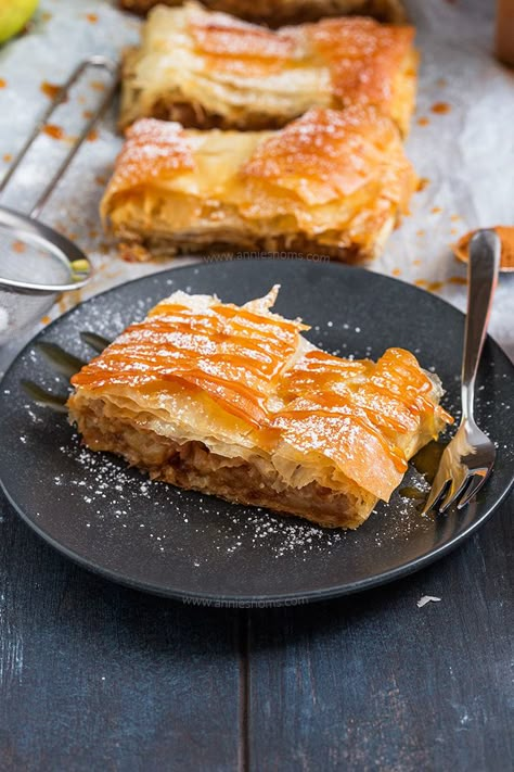 This quick and easy Apple Strudel is made with sheets of ready made filo pastry and filled with a spicy, sweet apple mixture. From prep to table in under an hour, this is perfect for feeding a crowd! Apple Strudel Phyllo Dough, Apple Strudel With Phyllo Dough, Apple Philo Recipes, Phyllo Apple Recipes, Apple Filo Pastry Recipes, Apple Strudel Recipe Phyllo Dough, Phyllo Dessert, Easy Apple Strudel Recipe, Easy Apple Strudel