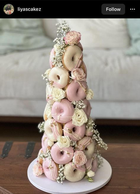 Donut Wedding Cake Ideas, Macaroon Tower Diy, Donat Tower, Donut Tower Wedding, Dessert Bar Party, Doughnut Decorations, Doughnut Tower, Donut Wedding Cake, Macaroon Tower