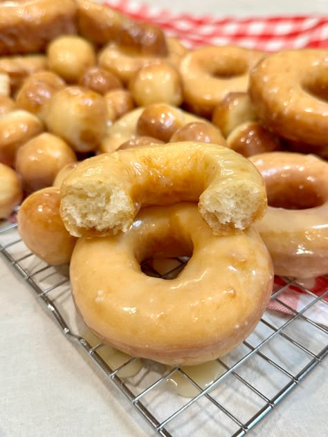 Sourdough Glazed Donuts (Krispy Kreme Copy Cat) Sourdough Donuts Recipe, Sourdough Doughnut Recipe, Donuts Krispy Kreme, Sourdough Donut Recipe, Sourdough Breakfast, Easy Sourdough Bread, Easy Sourdough Bread Recipe, Never Going Back, Krispy Kreme Donuts