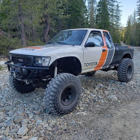 Toyota Trucks 4x4, Toyota Runner, Toyota Offroad, Mobil Rc, Car Stunt, Toyota Pickup 4x4, Cars Toyota, Toyota 2000gt, Toyota 4runner Trd