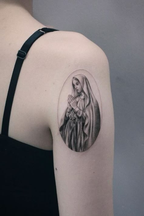 Catholic Mary tattoos with an explanation of their meanings: 50+ ideas in different styles with various elements for every taste. Bonus: the most popular tattoo spots. Virgin Mary Tattoo Shoulder, Mary Tattoos, Mother Mary Tattoos, Black And Grey Tattoos For Men, Black And Grey Tattoos Sleeve, Mangas Tattoo, Virgin Mary Tattoo, Sanskrit Tattoo, Mary Tattoo