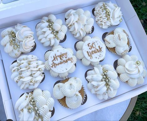 Diamond Cupcakes, Bling Cupcakes, 21st Birthday Cupcakes, Engagement Cupcakes, Anniversary Cupcakes, Valentines Treats, Bling Cakes, Cupcake Decorating Tips, Cupcakes Ideas