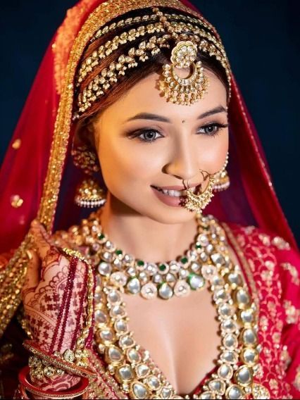 Bridal Beauty & Makeup Ideas for Indian Bride Trending Bridal Jewellery, Maatha Patti Brides, Matha Patti Look, Royal Bridal Look Indian, Dewy Face Makeup, Model Expressions, Shaadi Jewelry, Bridal Makeup Ideas, Latest Bridal Makeup