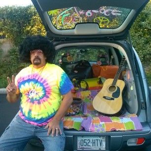 The sixties, man. [36 Trunk-Or-Treat Themes That Really Nailed It ] I wonder what this Dude is handing out? lol Trunker Treat Ideas, Trunk Or Treat Ideas, Groovy Halloween, Hallowen Ideas, Hippie Party, Disco Theme, Halloween Traditions, Disco Fever, Fall Fest