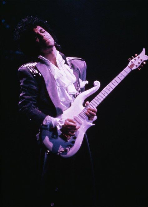 Prince - Purple Rain Tour 1985, playing the White Cloud guitar Prince Purple Rain Tour, Prince Playing Guitar, Prince Guitar, Purple Rain Prince, Performance Photography, Mavis Staples, Prince Purple, Prince Musician, Prince And The Revolution