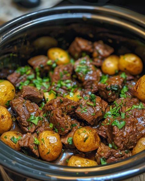 My top dish just got better – found a slow cooker version! Garlic Beef Bites, Beef Bites, Slow Cooker Kitchen, Round Steak Recipes, Slow Cooker Steak, Garlic Beef, New Potatoes, Beef And Potatoes, Beef Casserole Recipes