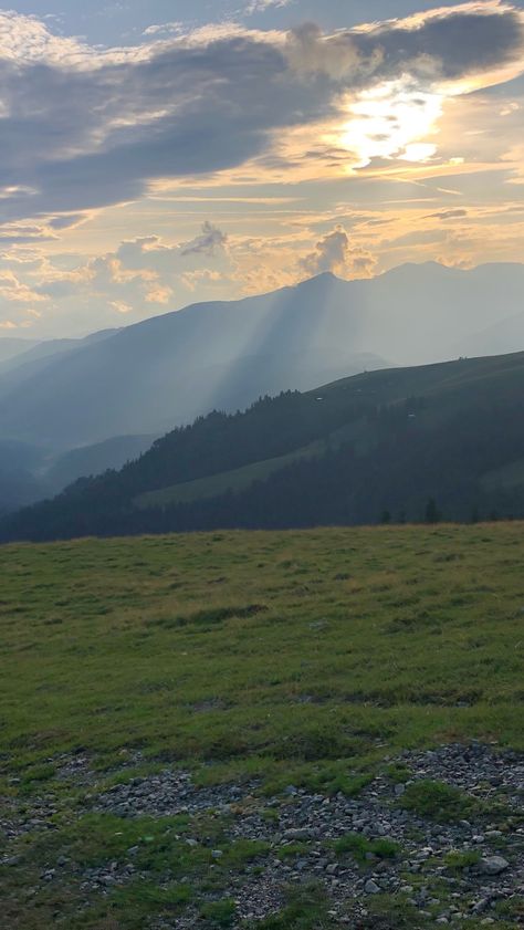 Natural Mountain, The Mountains Aesthetic, Mountains Pictures, Aesthetic Mountain Pictures, Aesthetic Mountains, Landscape Mountains, Nature Mountains, Hills Astethic, Mountains Photography