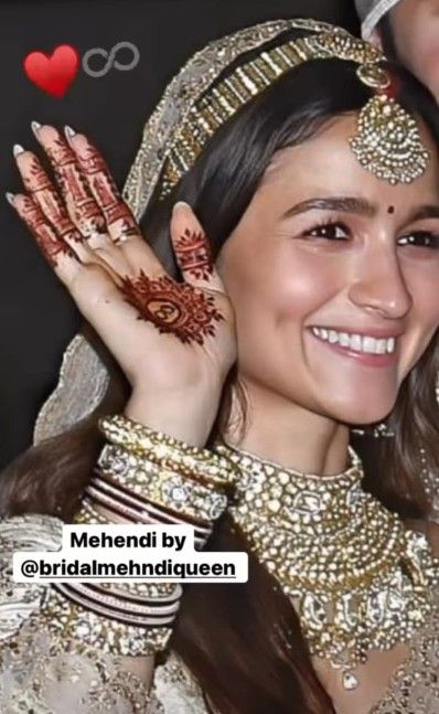 Alia Bhat Mehandi, Alia Bhatt Henna, Kiara Mehendi, Mehandi Outfits, Mehandi Designs Easy, Selena Gomez Hair, Rajputi Jewellery, Finger Henna, Bride Dress Simple