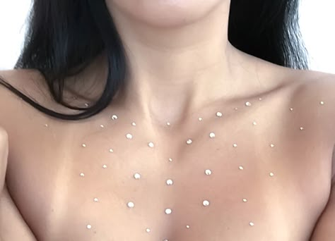 Glitter On Collar Bone, Body Jewels Stickers, Fairy Face Jewels, Body Gems Chest, Eyebrow Gems, Waterfalls Photos, Chest Glitter, Lolla Outfits, Gem Costume