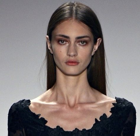 Defined Collar Bone Aesthetic, Emaciated Look, Narrow Shoulders Aesthetic, Defined Collar Bone, Bony Body Reference, Malnourished Body Reference, Model Body Reference, Chic Diet Aesthetic, Bony Face