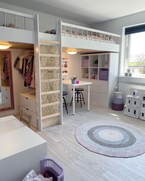 Sister Bedroom, A Loft Bed, Small Bedroom Inspiration, Kids Rooms Shared, Loft Bed Plans, Bed In Closet Aesthetic, Kids Shared Bedroom, Shared Kids Room, Bunk Beds Built In