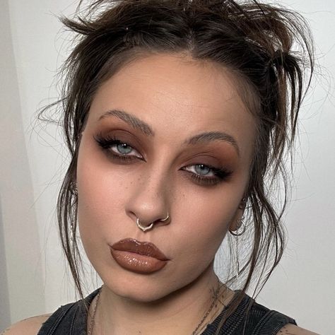 Smokey Grunge Makeup, Grunge Smokey Eye, Grunge Glam Makeup, Soft Gothic Makeup, Rocker Makeup, Goth Mommy, Mom Makeup, Aesthetic Ethereal, Glam Eye Makeup