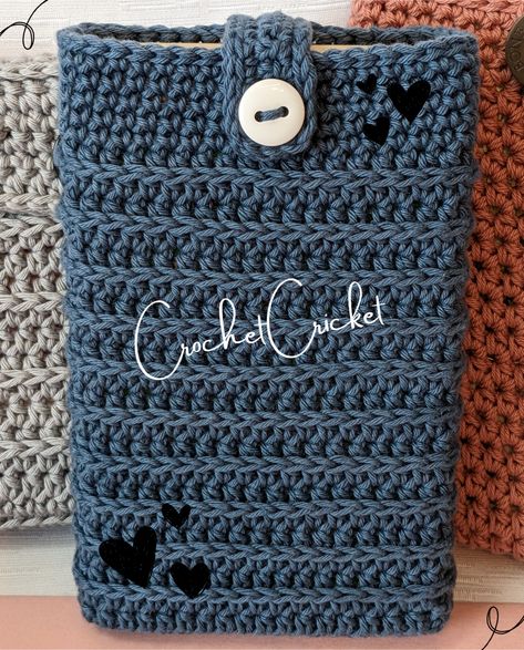 Cricket’s Crochet Book Sleeve Tutorial with Royal Ridge Stripes – Crochet Cricket Granny Square Book Sleeve Free Pattern, Easy Crochet Book Sleeve, Crochet Kobo Cover, Crochet Book Pouch Free Pattern, Crochet Book Envelope, Easy Crochet Book Cover, Crochet Ideas For Book Lovers, Kindle Sleeve Crochet Pattern Free, Kindle Cover Crochet Pattern Free