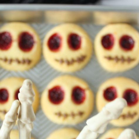 𝗘𝗹𝗲𝗻𝗮 | 𝗝𝘂𝘀𝘁 𝗺𝗲, 𝗷𝘂𝘀𝘁 𝗯𝗮𝗸𝗶𝗻𝗴 on Instagram: "Did you say something? 🤐 Hahaha I had to bake these when I saw them around! Thumb print cookies have never been so popular 😁 Filled with my mother in law’s raspberry jam, and decorated with milk chocolate. Thumb print cookies are so easy to make and they freeze perfectly fine. Raise your hand if you want me to share the recipe I use 🙋🏻‍♀️ UPDATE - the recipe is out now 🙌🏻 just check the newer post with thumbprint cookies on my feed or check the Halloween highlights if you dare.. 👻 #halloweencookies #syltkakor #thumbprintcookies #raspberryjam #hallongrottor #biscottidecorati #biscottini #biscottifattiincasa #kakor #halloweencountdown #halloweentown #instahalloween #halloweeniseveryday #halloweenislife #halloweenforever Halloween Butter Cookies, Halloween Thumbprint Cookies, Vampire Cookies, Ghost Thumbprint Cookies, Halloween Roll Out Cookies, Slice And Bake Halloween Cookies, Halloween Kitty Litter Dessert, Halloween Pilsberry Cookies, Skeleton Cookies